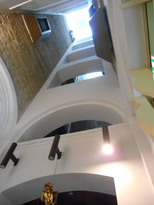 Treppenhaus UNAHOTELS Napoli