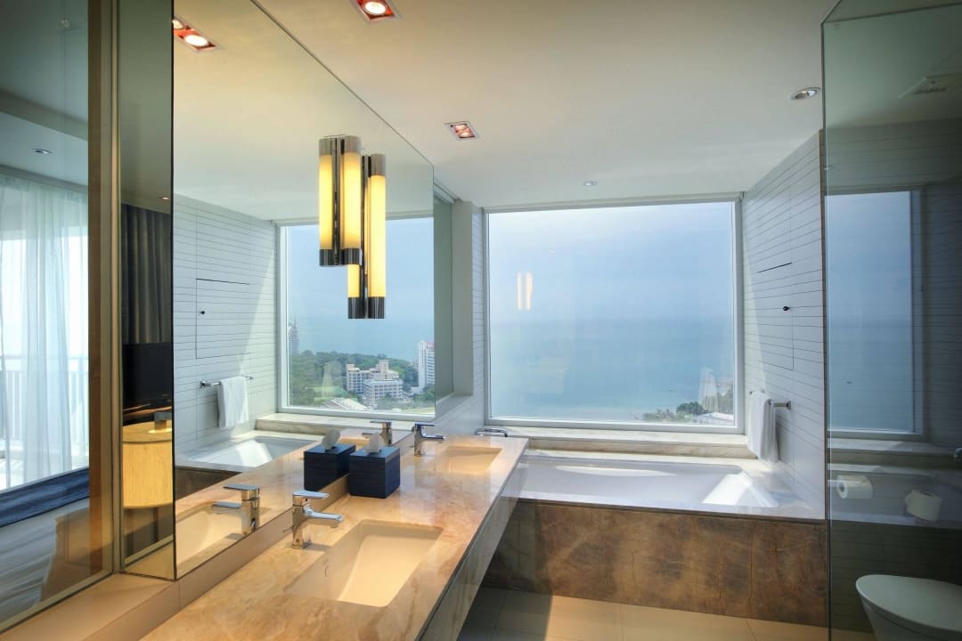 King Premium Suite Hotel Holiday Inn Pattaya