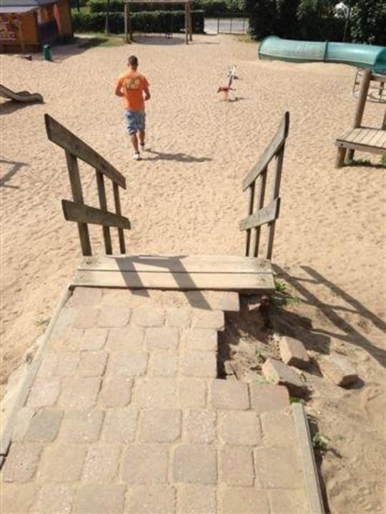 Aussenspielplatz. Stolperfalle. Sicherheit! Van der Valk Resort Linstow