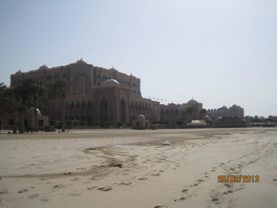 Blick vom Strand auf einen Hotelflügel Emirates Palace Mandarin Oriental