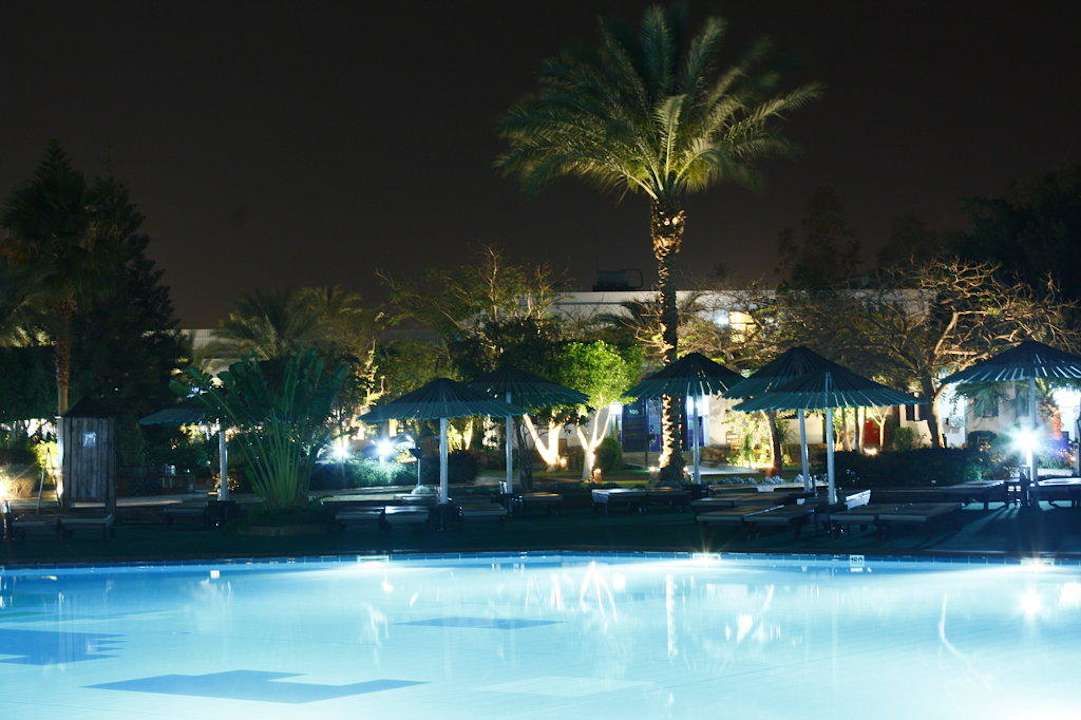 Poolanlage bei Nacht Ghazala Beach