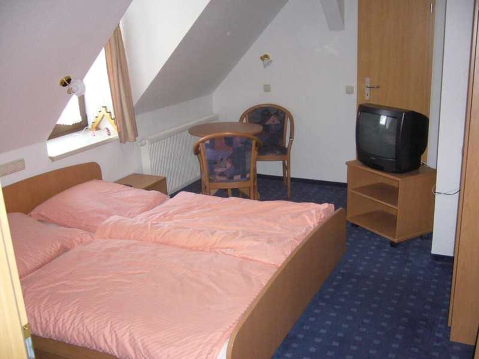 Ansicht unseres Zimmers unter der Dachschrägen Hotel Vierenstraße