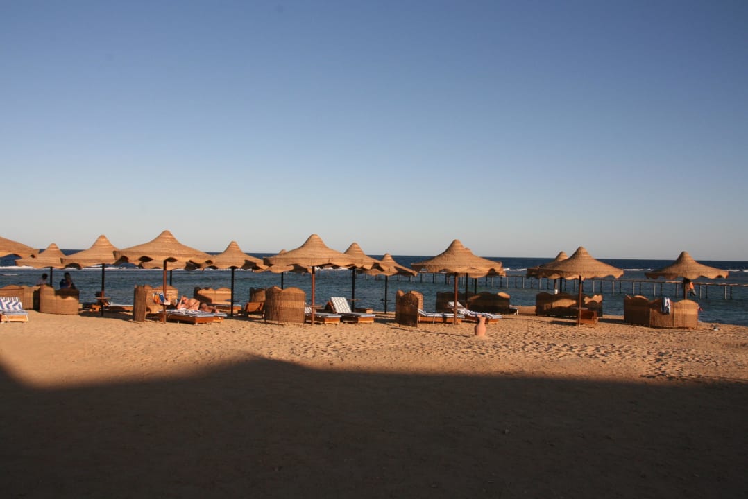 Sonnenschirme am Strand Three Corners Happy Life Beach Resort