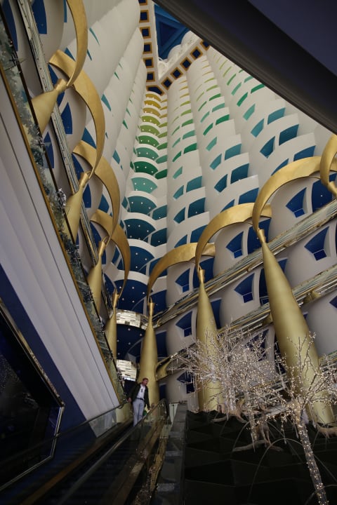 Die riesige Lobby mit Weihnachtsdeko Burj Al Arab