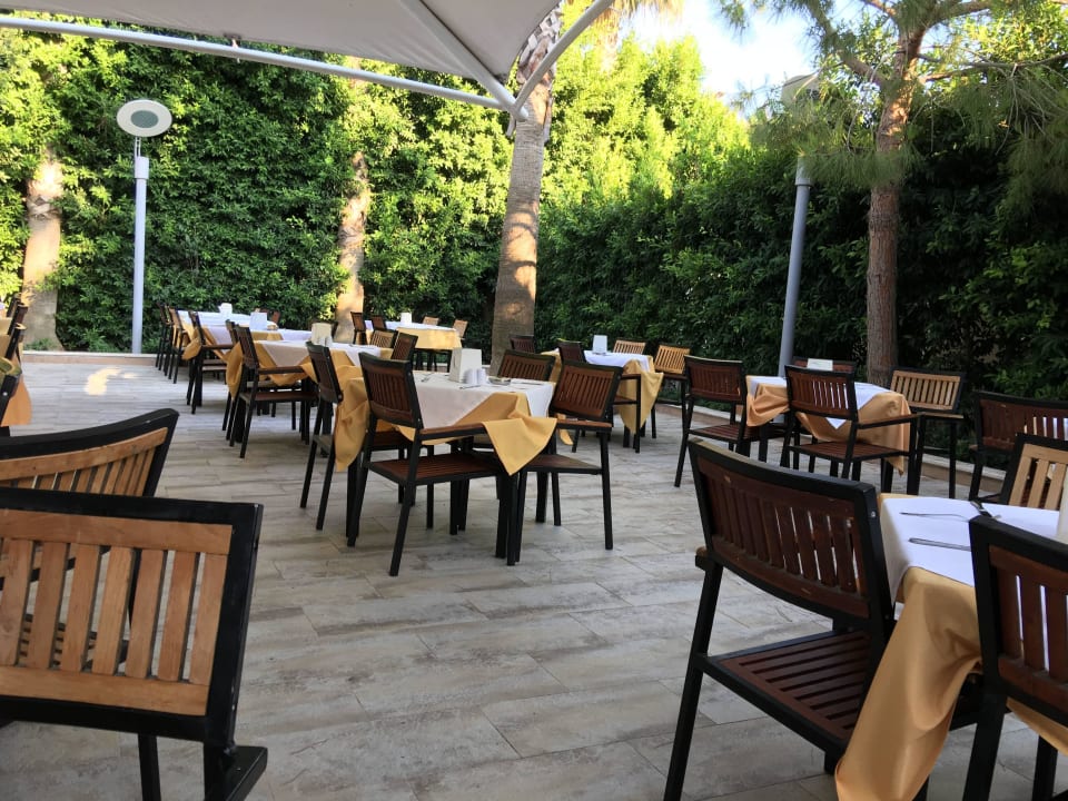 Außenbereich am Restaurant Hane Family Resort