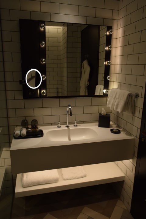 Zimmer The WB Abu Dhabi, Curio Collection By Hilton