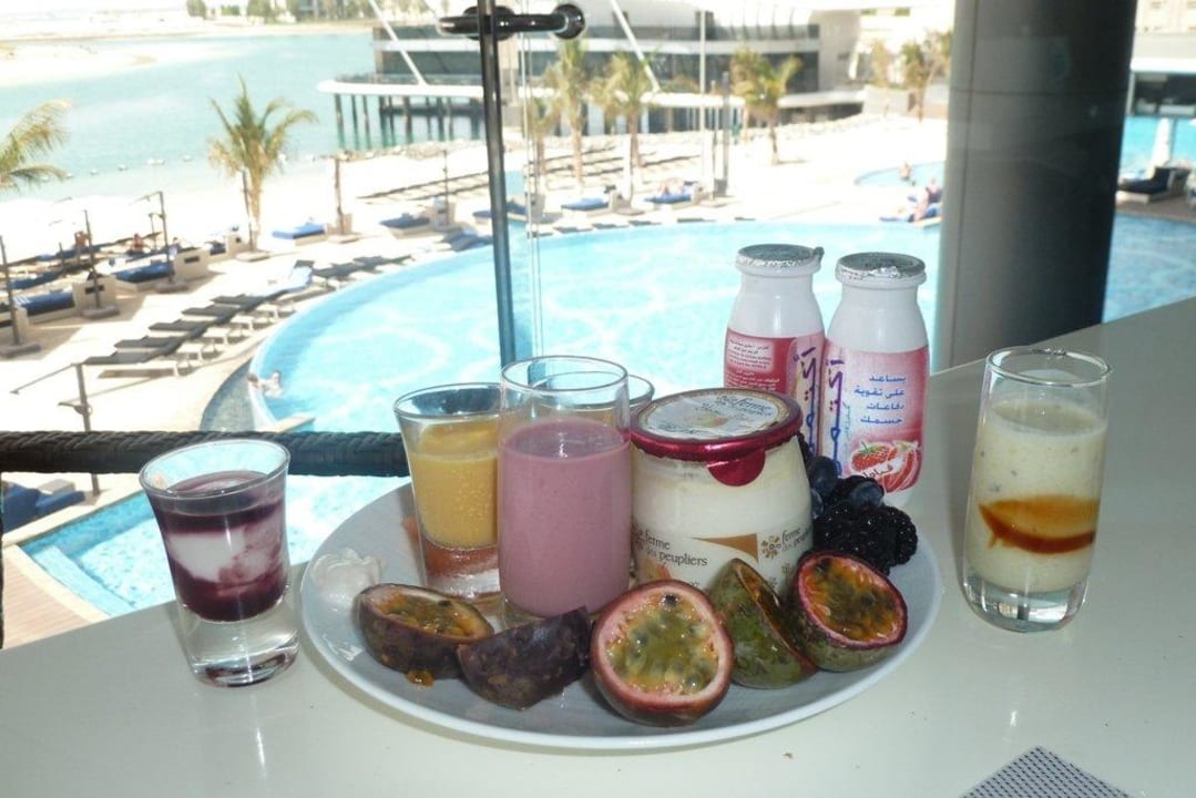 Super Frühstücks-Büffet mit viel Obst. Conrad Abu Dhabi Etihad Towers