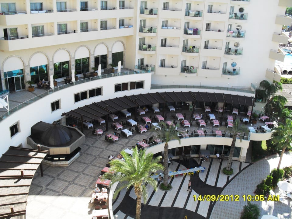 Blick zur Terrasse und Teil vom Hotel Saphir Resort & Spa