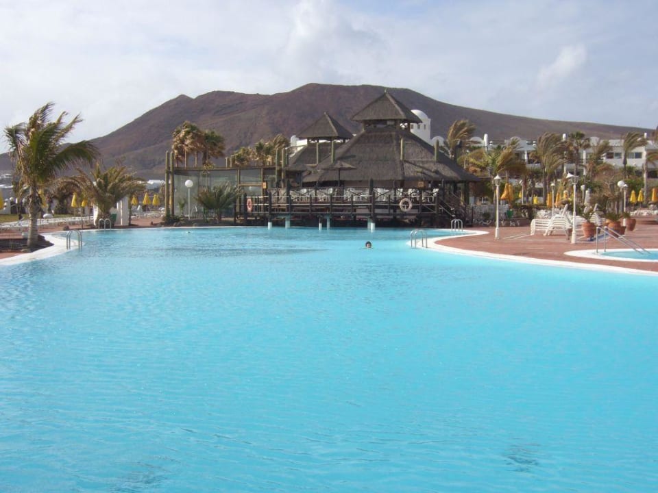 Teil des großen Pools H10 Timanfaya Palace - Adults only