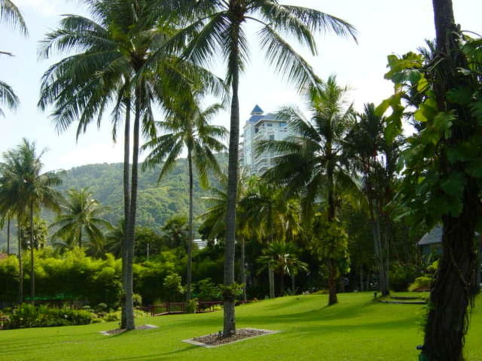 Blick auf die Außenanlagen Andaman Embrace Patong