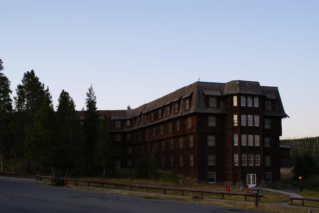 Blick von der Strassenfront aufs Hotel Hotel Old Faithful Inn