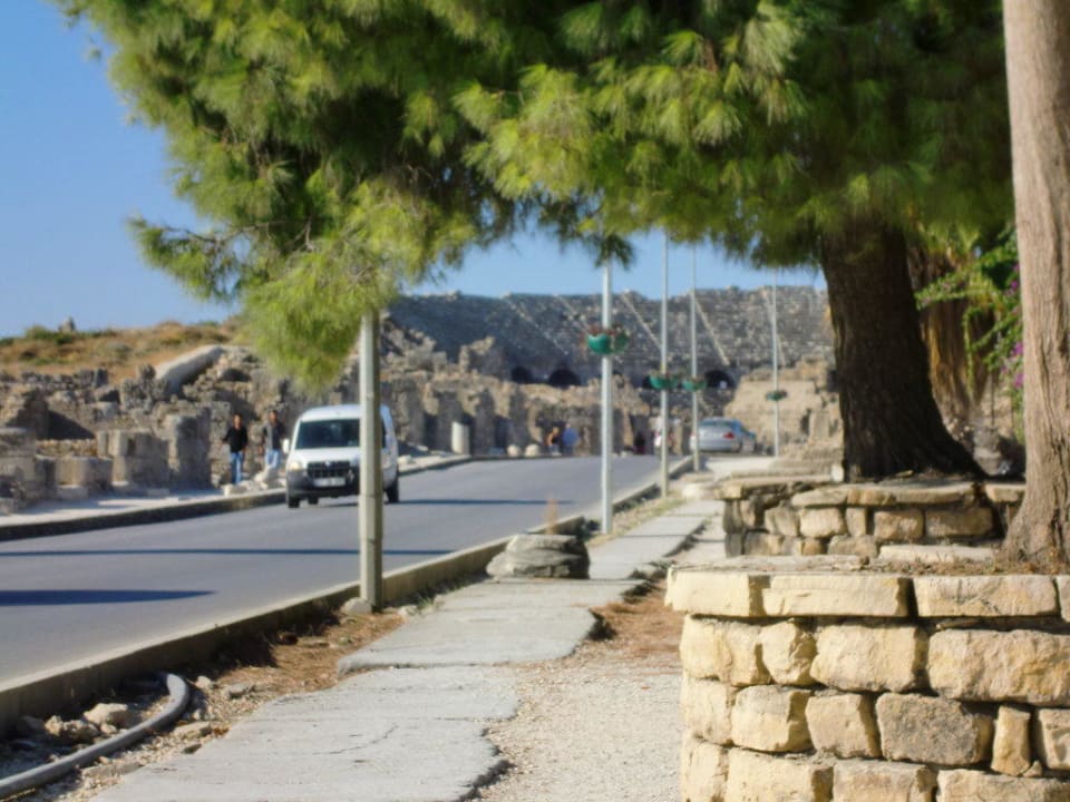 Vor dem Hoteleingang Can Garden Beach