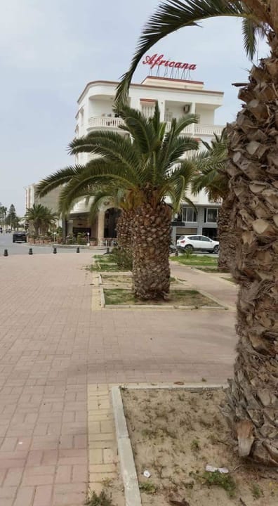 Spaziergang vor Hotel  El Mehdi Beach Resort