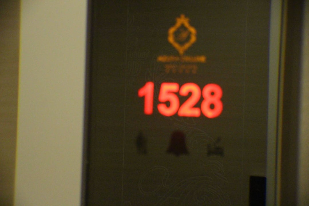 Farbe rot ist man auf dem Zimmer, blau keiner da!  Azura Deluxe Resort & Spa Hotel