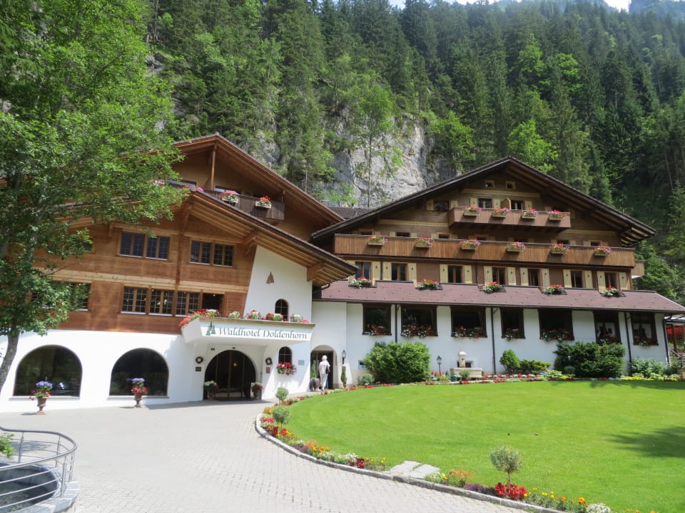 Mitte die Reception, rechts Restaurants Waldhotel Doldenhorn & Landgasthof Ruedihus