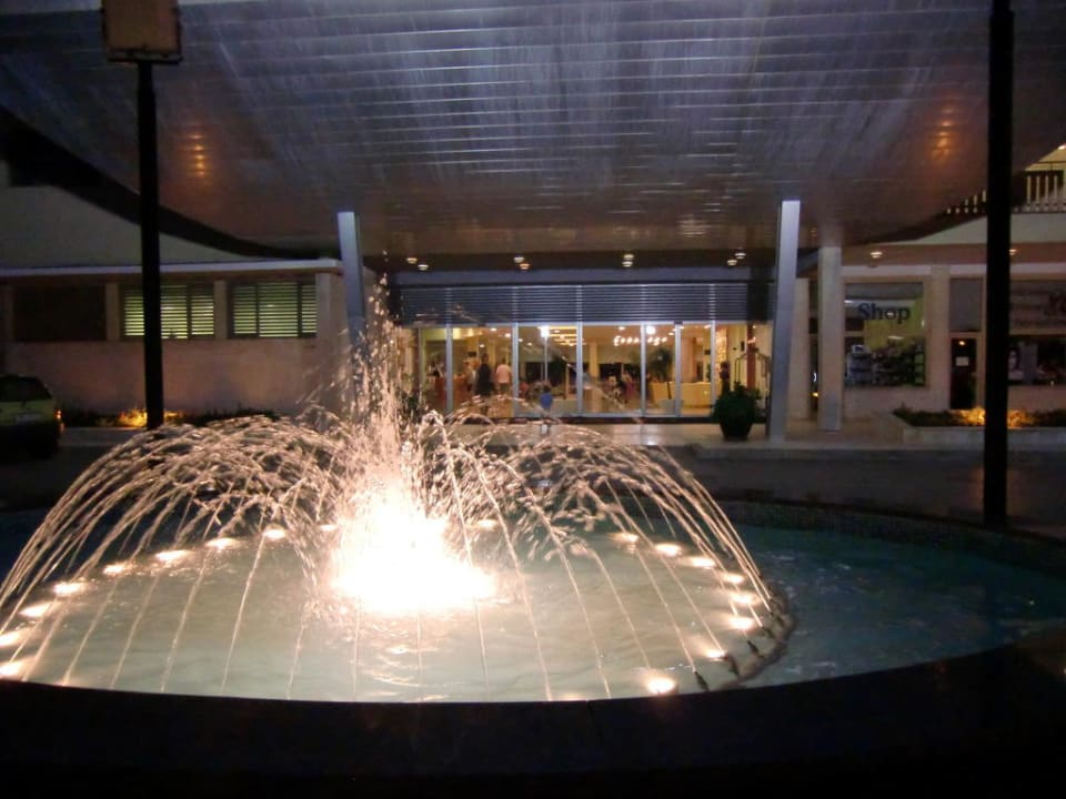 Hoteleingang am Abend Hotel Aurora Plava Laguna