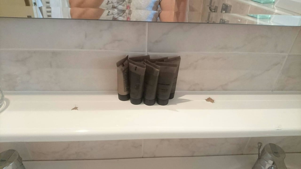 Bad mit Ablage und abgeplatztem Lack STROBLHOF Active Family SPA Resort