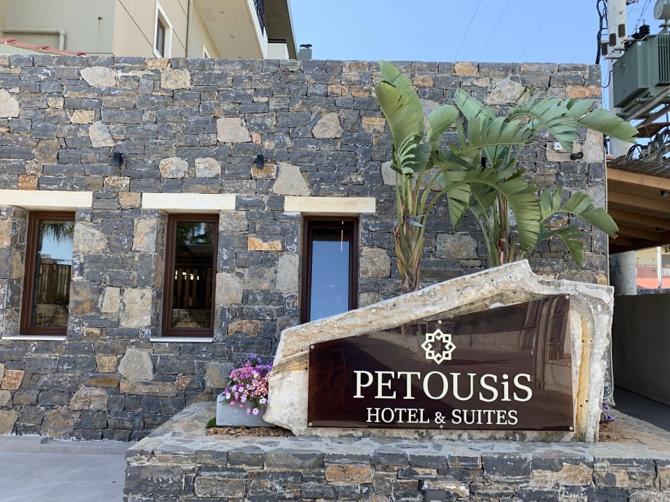 Außenansicht Petousis Hotel & Suites