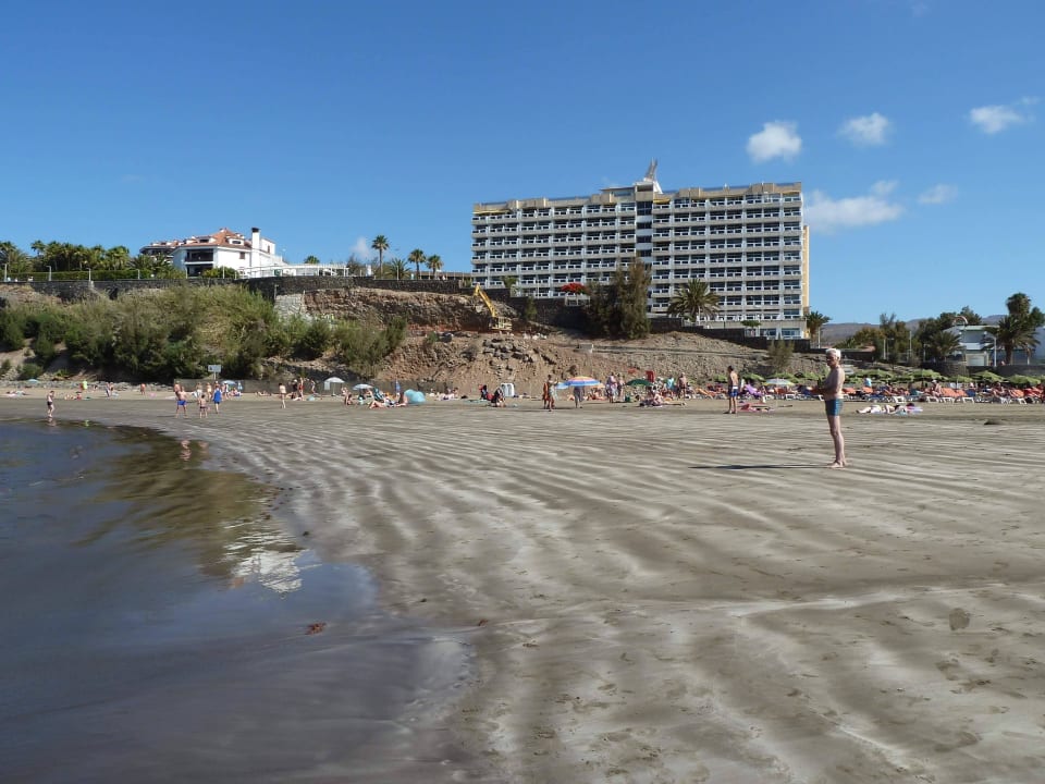 Strand bei Ebbe, Europalace im Hintergrund Hotel Europalace