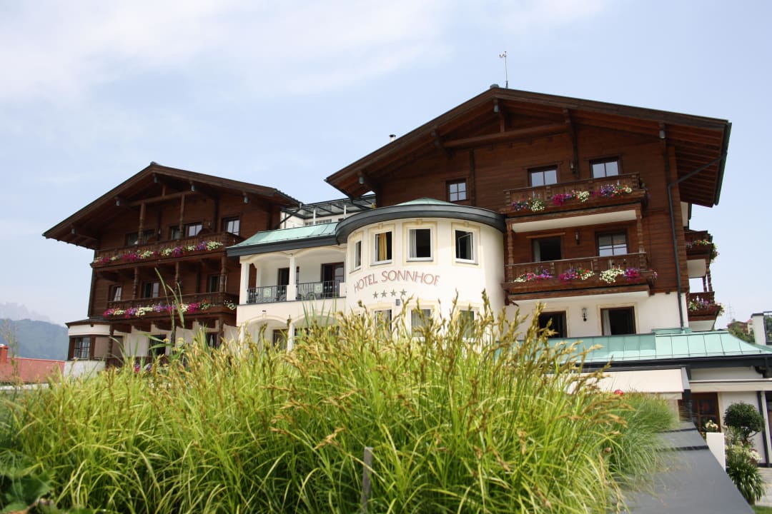 Blick vom hoteleigenen Kräutergarten zum Hotel Sonnhof Alpendorf - Adults only