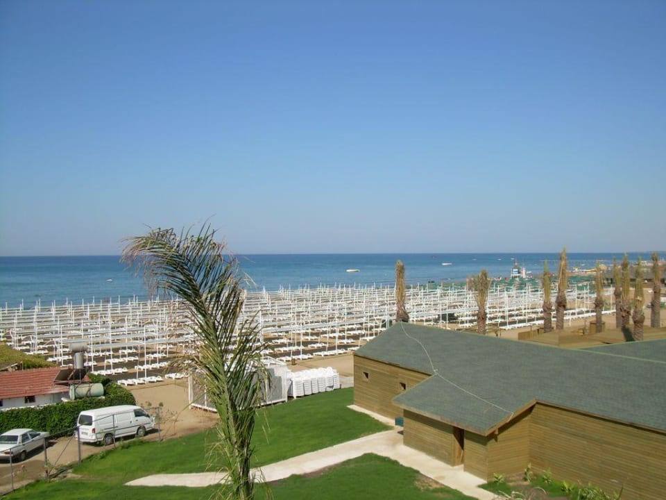 Blick vom Balkon auf den Strand Sunis Kumköy Beach Resort Hotel & Spa