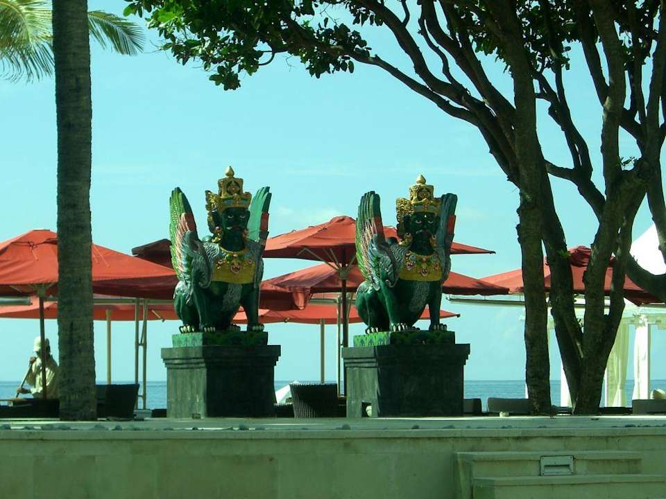 Statue mit Meeresblick Puri Santrian