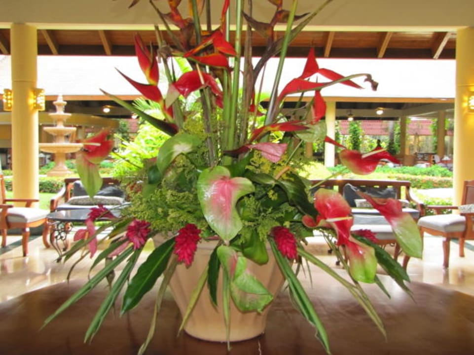 Świeże kwiaty w lobby Palace Hotel Grand Palladium Palace Resort, Spa & Casino