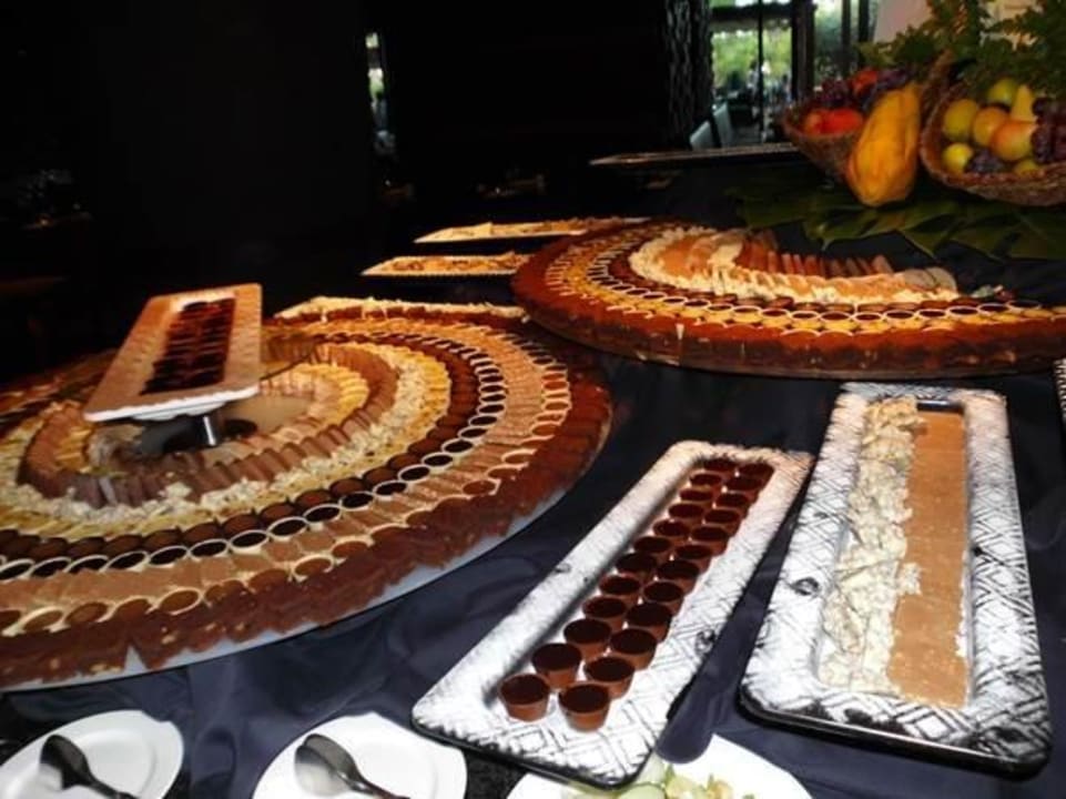 Ein Teil des Dessertbuffets Lopesan Baobab Resort