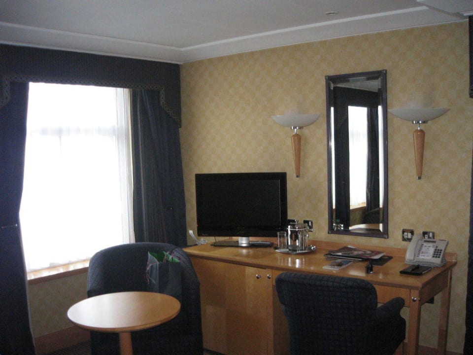 Schreibtisch und TV Amba Hotel Charing Cross