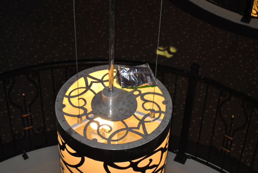 Chipstüte auf der Lampe in Flur Crystal Sunset Pearl Collection