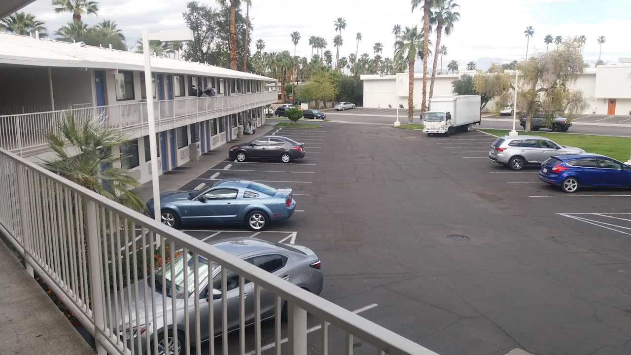 Ausblick auf Parkplatz Motel 6 Palm Springs East - East Palm Canyon