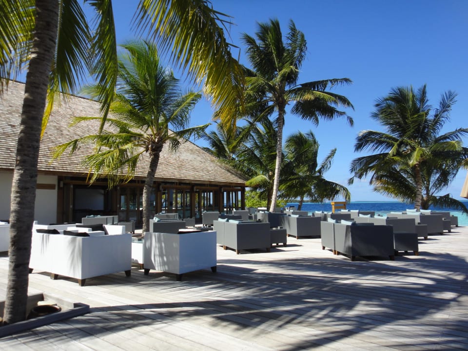 Lounge bei der Poolbar Vilamendhoo Island Resort & Spa