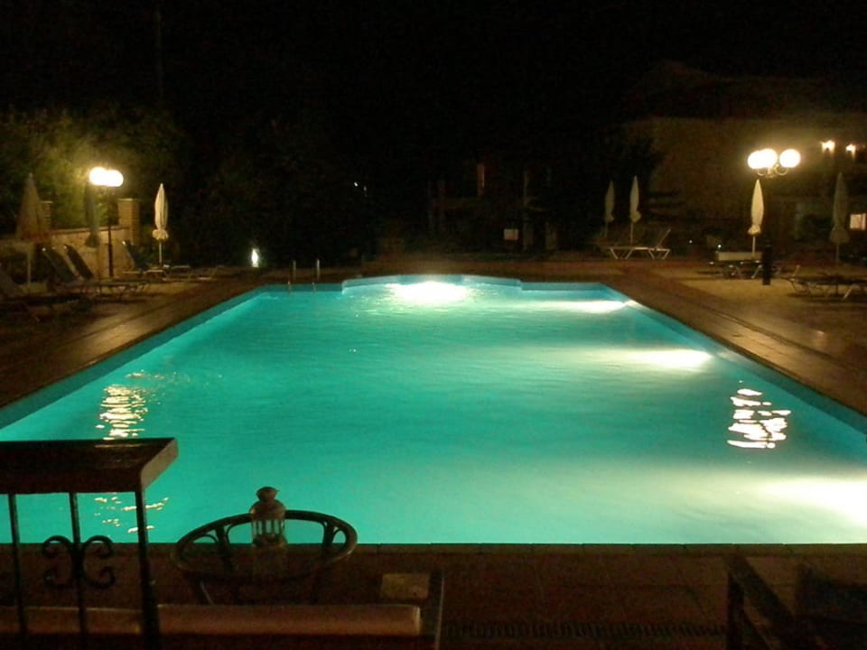 Pool bei Nacht Hotel Sotiris