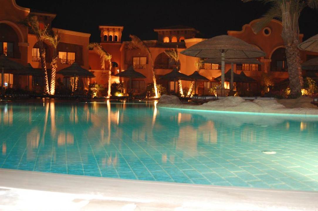 Pool See Garden am Abend Charmillion Sea Life Resort