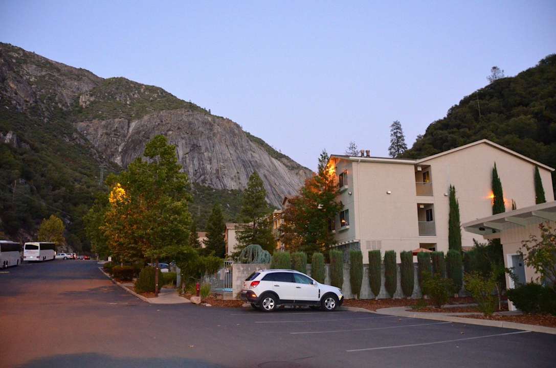 Hotel und Parkplätze  Hotel Yosemite View Lodge