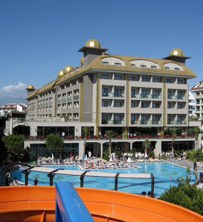 Blick vom Rutschen Pool auf das Hotel Aydinbey Kings Palace & Spa
