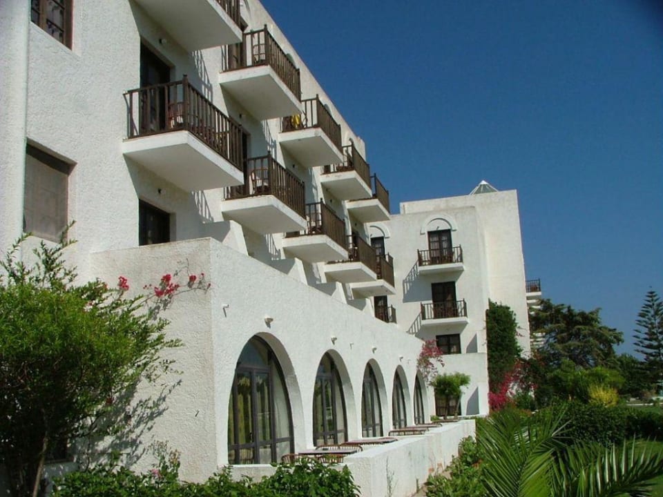 Frontseite zur Straße. TUI BLUE Oceanis Beach and Spa Resort