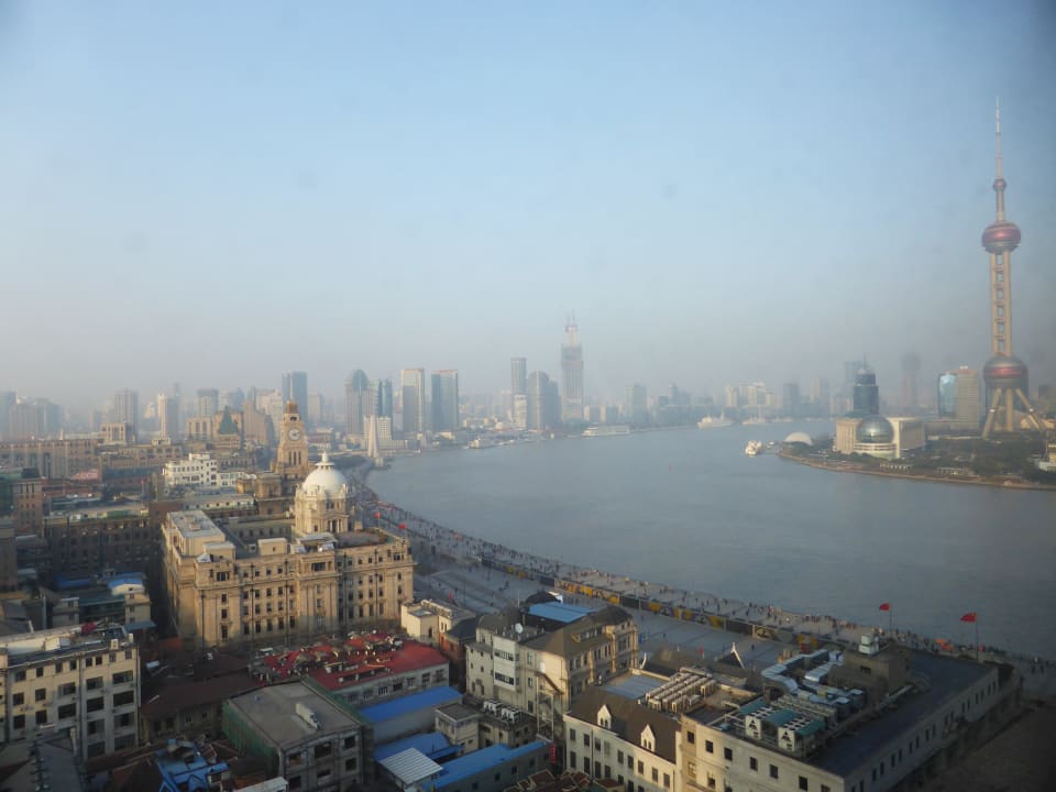 Seitlicher Blick auf Bund Hotel Waldorf Astoria Shanghai on the Bund