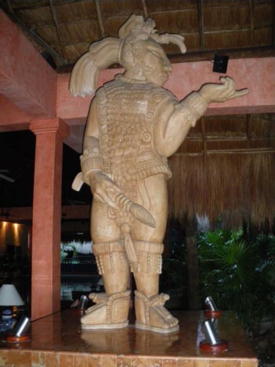 Maya-Statue im Eingangsbereich Iberostar Waves Tucan