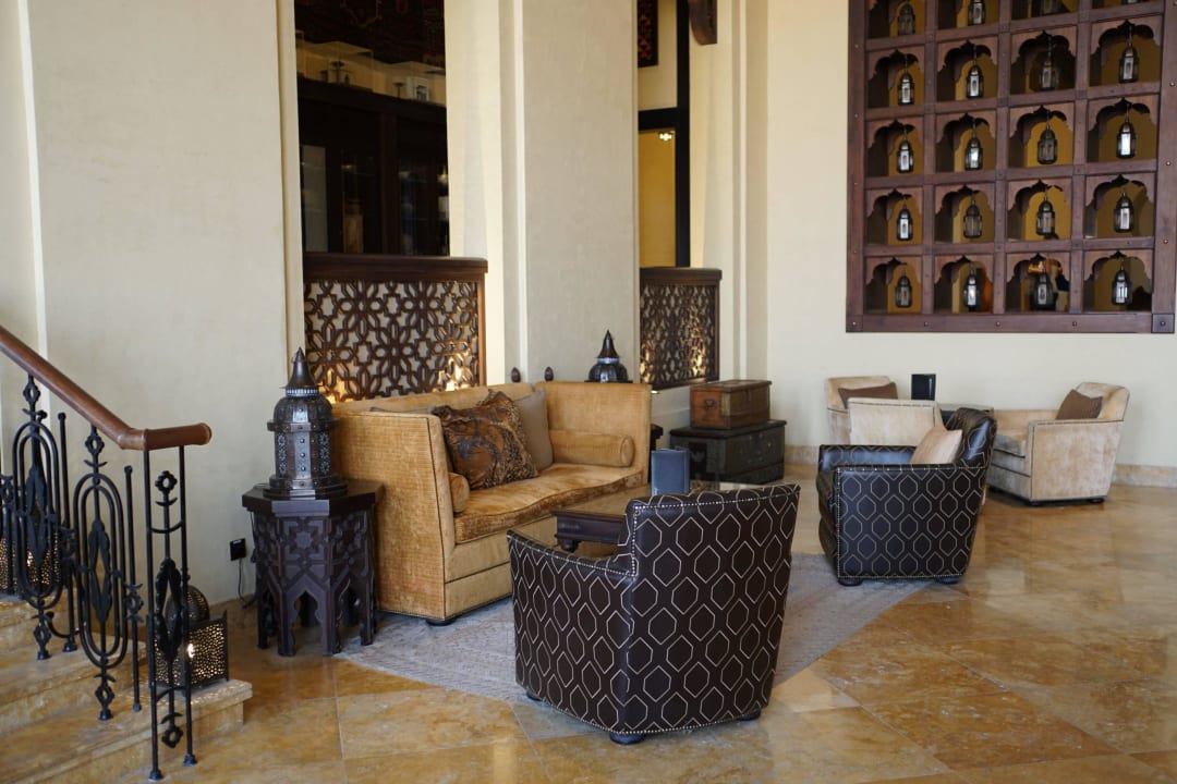 Ruhebereich in der Lobby Qasr Al Sarab Desert Resort by Anantara