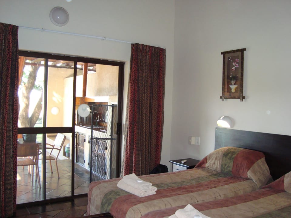 Bett mit seitlicher Sicht nach draussen Restcamp Lower Sabie