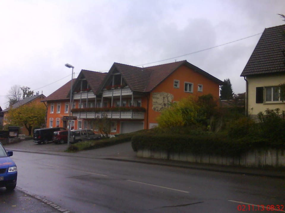 Durch Dachgauben abgeschlossene Einheiten gebildet Landgasthof Schützen