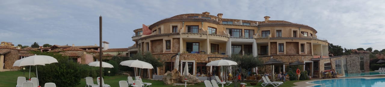 Rückansicht vom Hotel mit Gartenanlage Hotel Resort & Spa Baia Caddinas