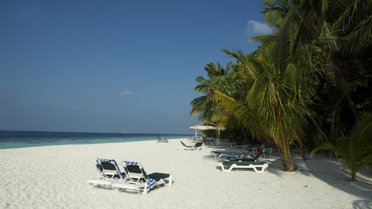 Strand bei den Wasserbungalows Vilamendhoo Island Resort & Spa