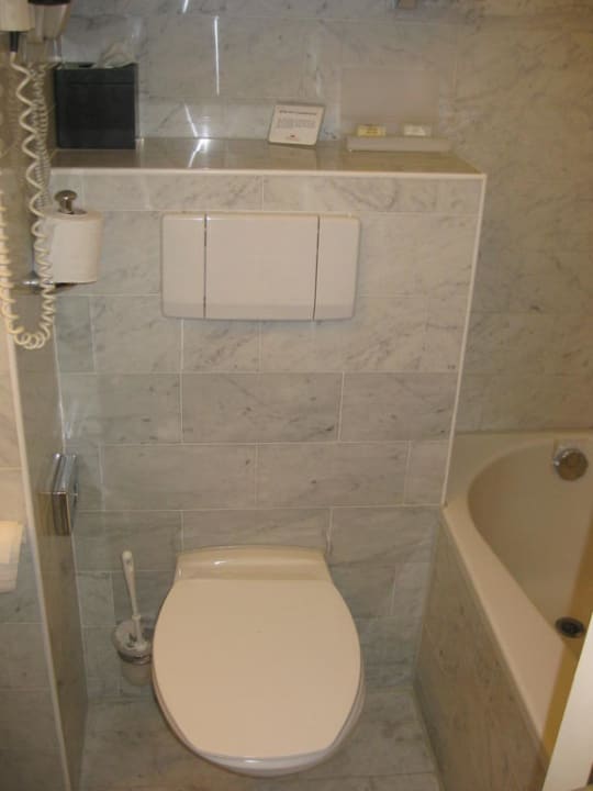 Toilette mit Duschproben Leonardo Royal Hotel Den Haag Promenade