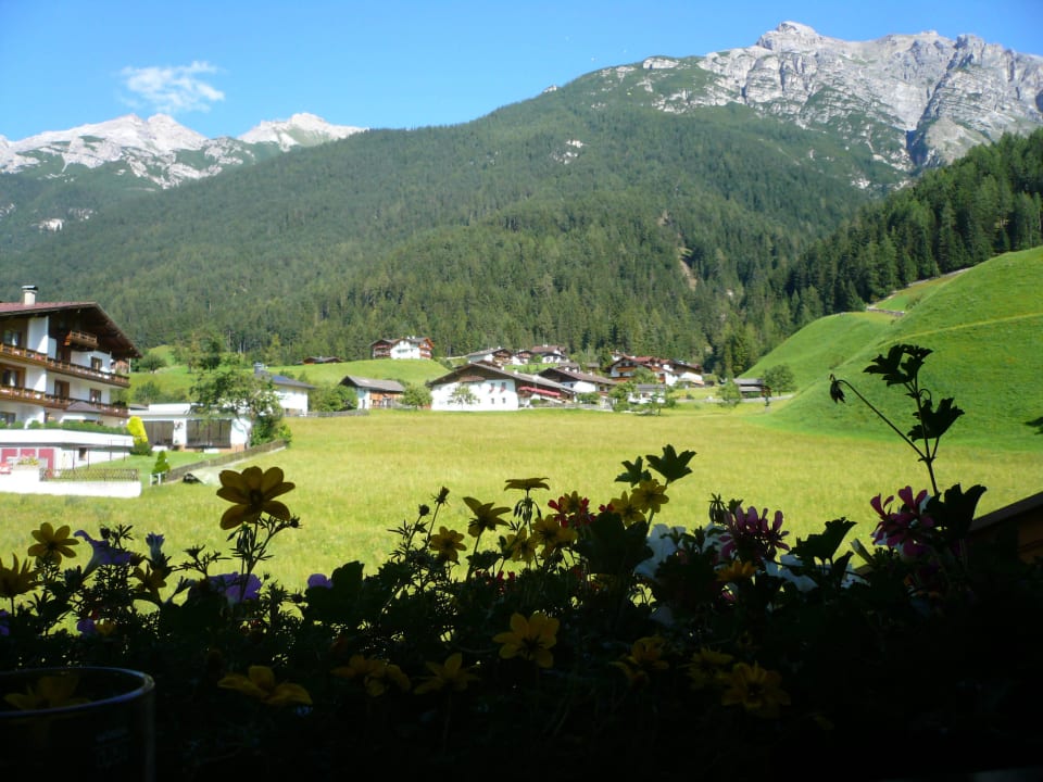 FW Serles Aussicht vom Balkon mit Blumen Haus Rosmarie