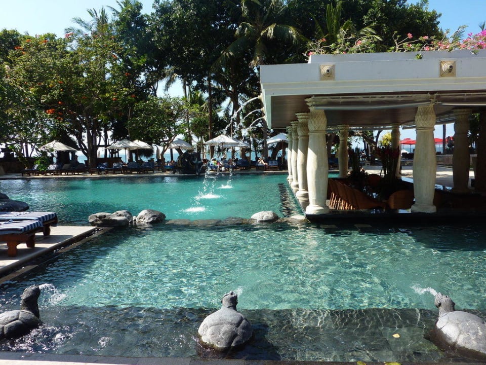 Der Pool samt Poolbar Puri Santrian