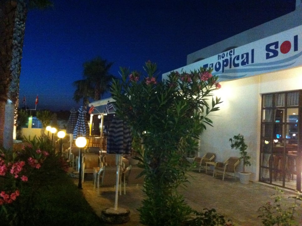 Eingangsbereich am Abend Hotel Tropical Sol