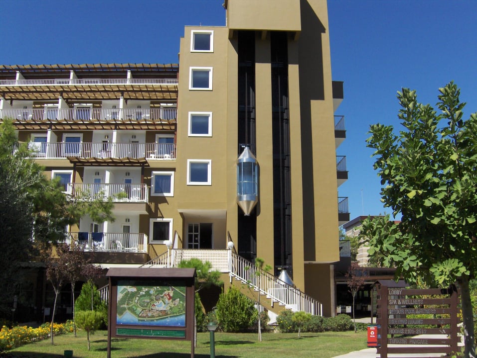 Wohnhaus  und drunter der große Saal Marvida Family Eco