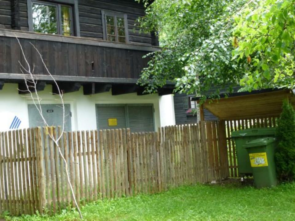 Teilweise Mülltonnen direkt an den Häusern Naturel Hoteldorf Schönleitn